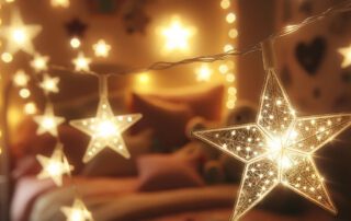 Eine Lichterkette mit warmen LED Sternen hängt am Bett in einem Kinderzimmer.
